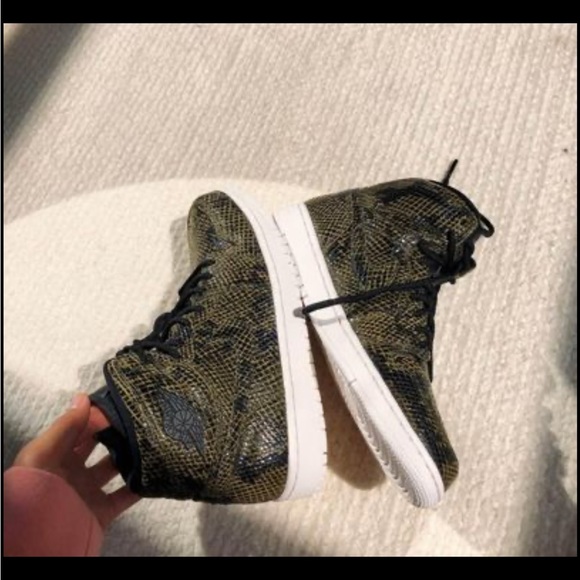 Air Jordan 1 Mid - Picture 4 of 13